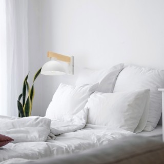 Applique murale Oslo 1 lumière – blanc & pin – en métal et bois – style industriel