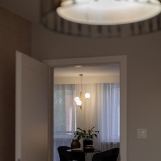 Suspension Estera 3 lumières – pin & noir – en métal et bois – style moderne